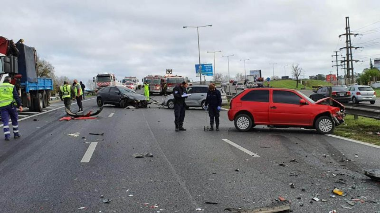 Sucedió en el ramal Campana, a la altura de Garín. Las dos personas fallecidas fueron atropelladas al bajarse de uno de los autos involucrados. Hay tres heridos, uno de ellos de gravedad.