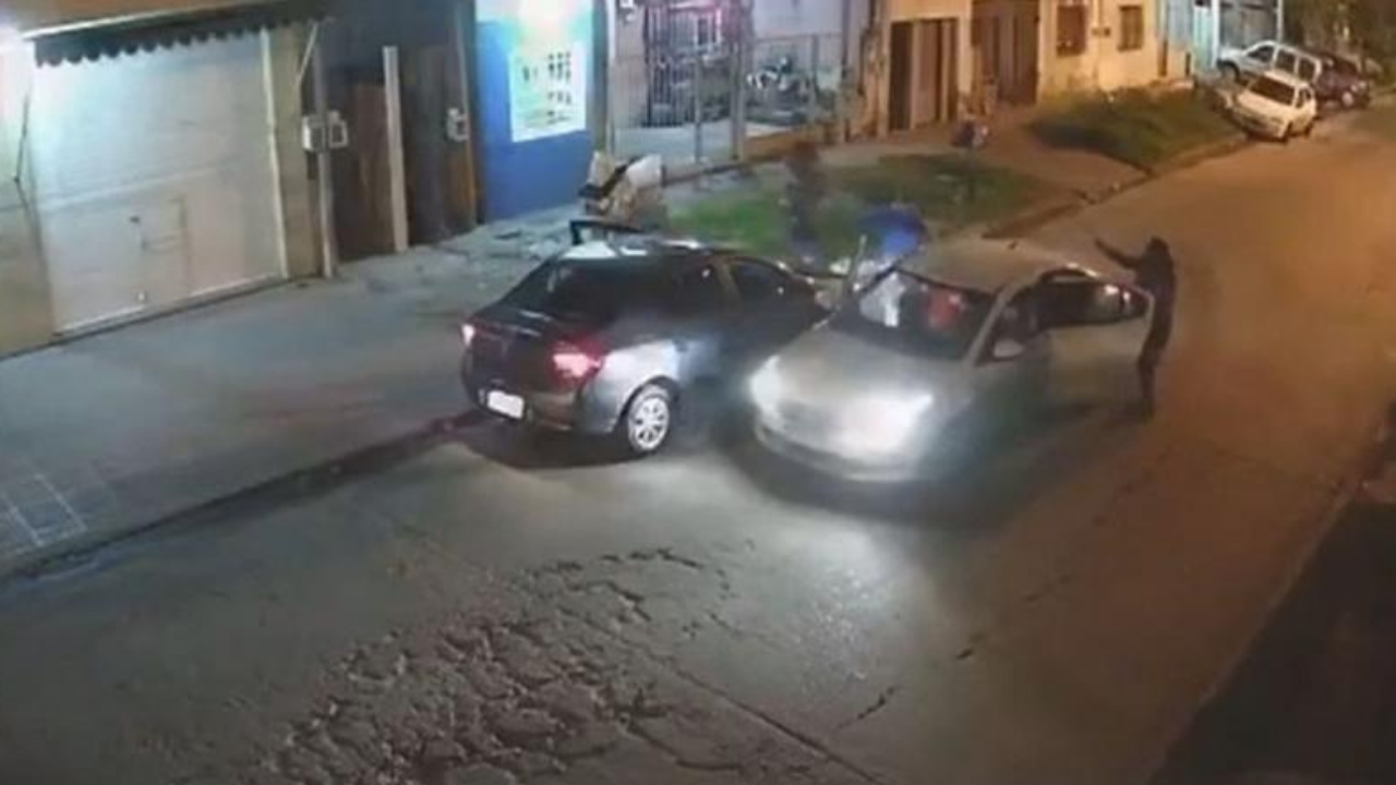 El violento episodio quedó registrado en una cámara de seguridad. Ocurrió en Isidro Casanova, Buenos Aires.