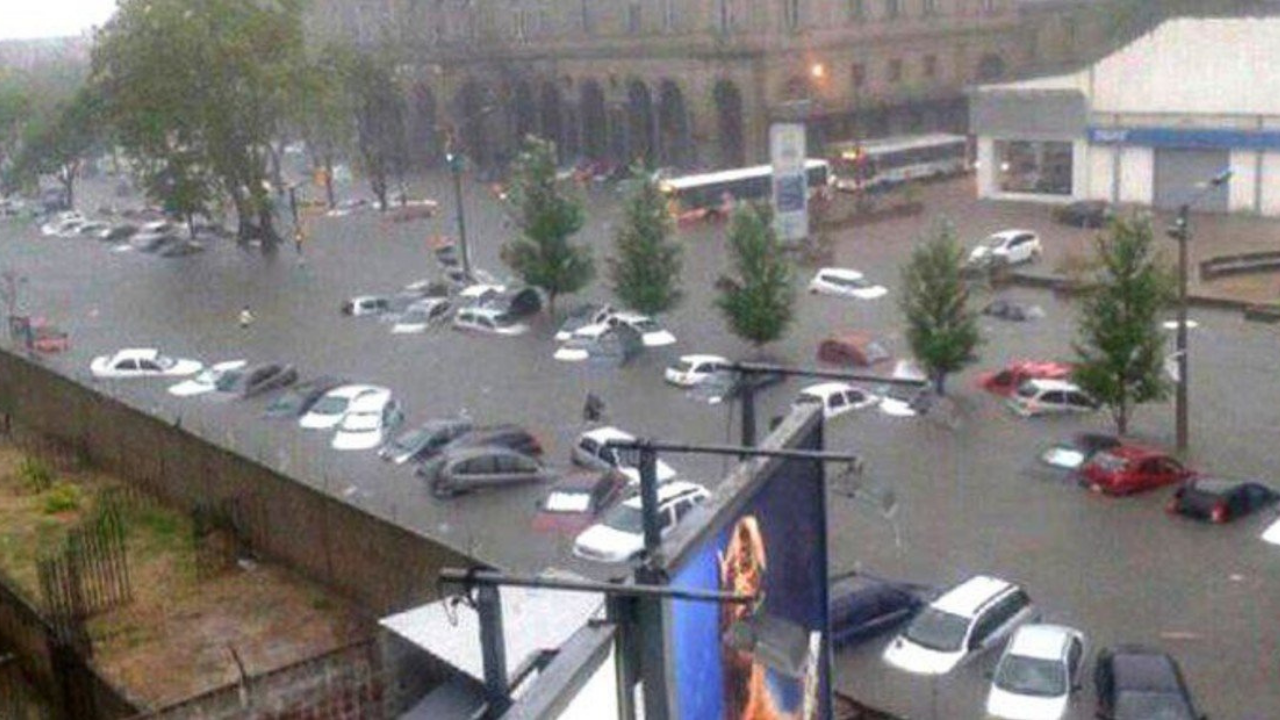 “Llovió, en unas horas, el doble de lo que llueve en un mes”, explicó la intendenta de Montevideo, Carolina Cosse, sobre la inundación que padeció la capital uruguaya...