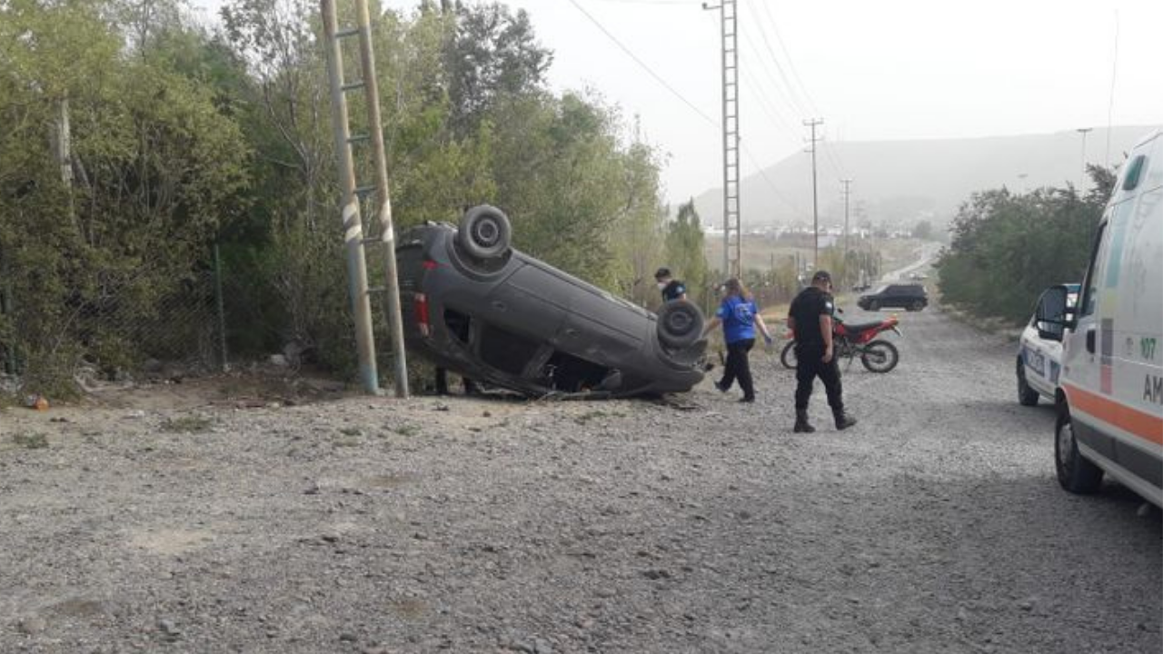 El conductor pretendió evitar el contacto con los inspectores de tránsito pero le fue peor.