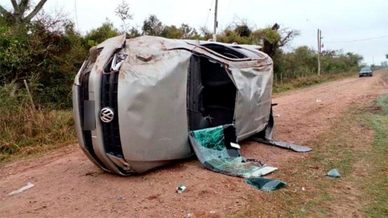 El siniestro sucedió durante la madrugada de el domingo en Goya. Una camioneta con varios jóvenes volcó cuando volvían de una fiesta clandestina.