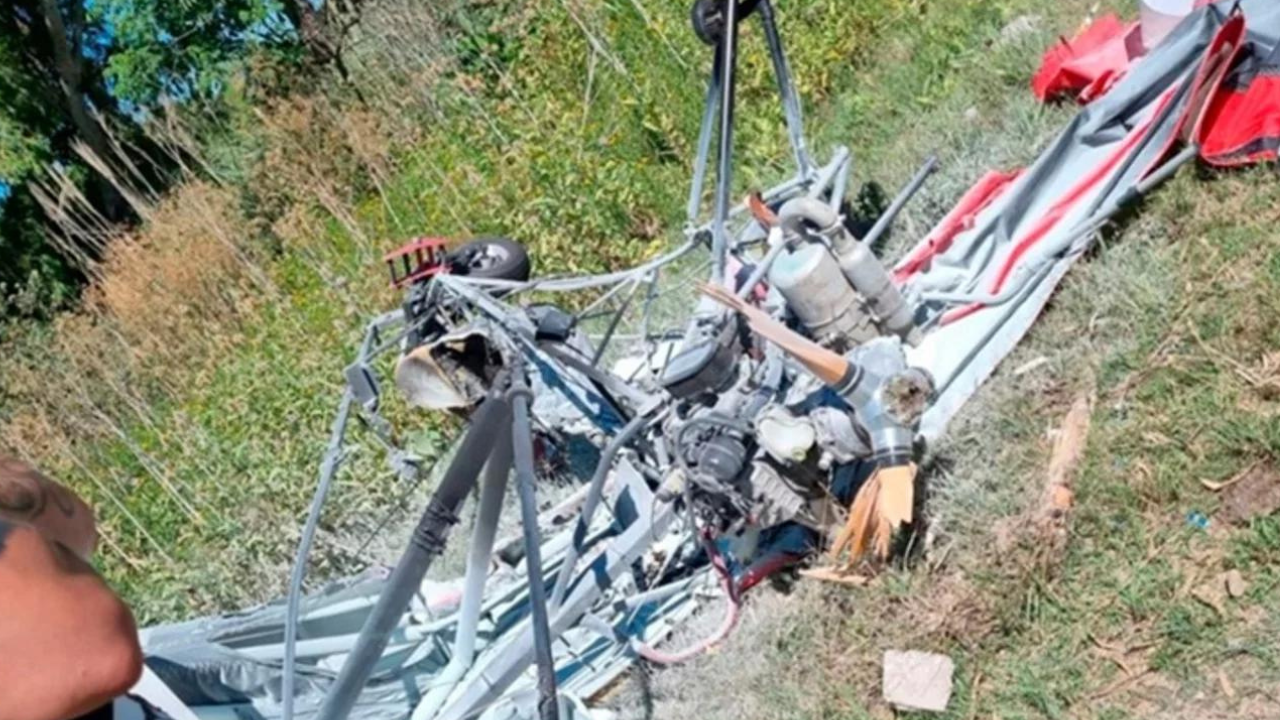 Un hombre de 69 años que piloteaba un avión ultraligero falleció hoy luego de que la aeronave se enganchara en cables de alta tensión y se estrellara contra el suelo, en la zona del Aeroclub de la ciudad de La Plata.