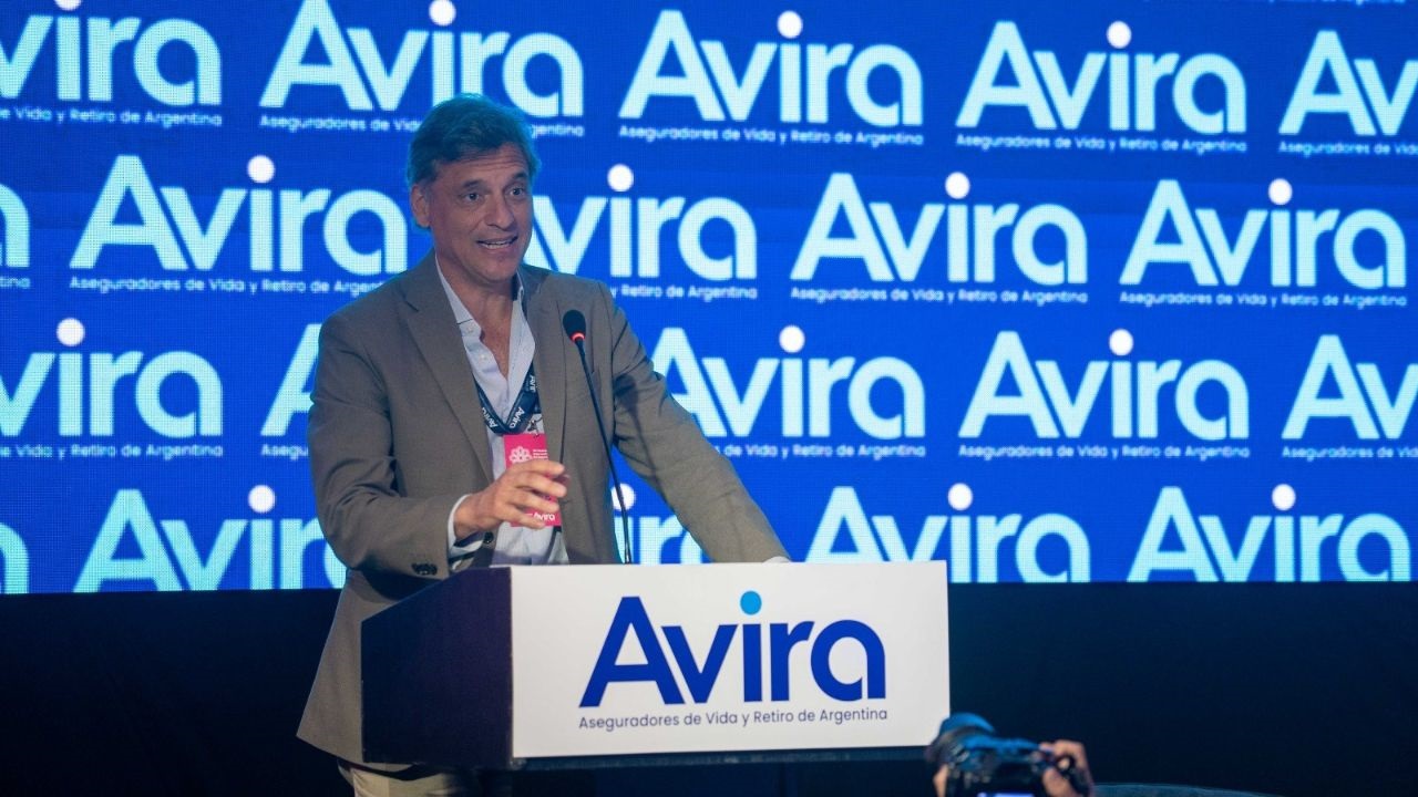 En el marco del Seminario de Seguros de Vida y Retiro organizado por AVIRA, la máxima autoridad reguladora analizó la transformación económica del país, el efecto multiplicador de sectores estratégicos como Vaca Muerta y el desafío del mercado de ampliar su capacidad aseguradora ante inversiones multimillonarias.