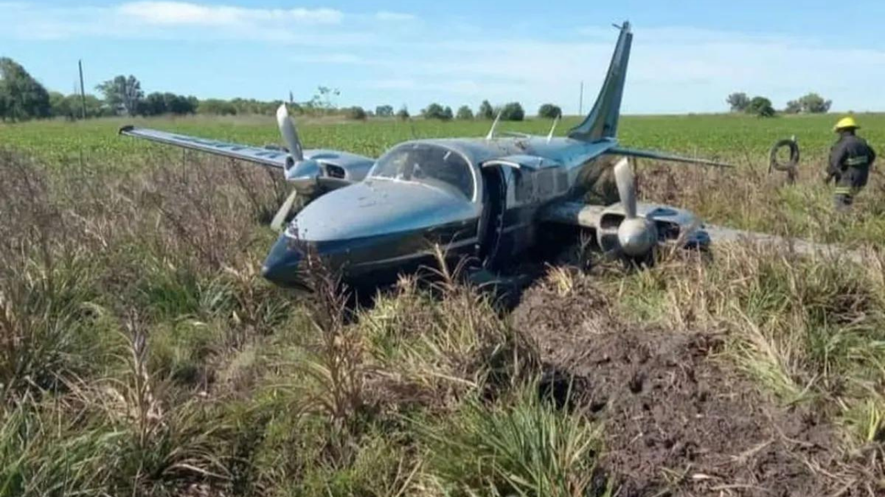 El avión Aerostar 601P, matrícula LV-MEE, que estuvo a disposición de la Fuerza Aérea durante el conflicto bélico en el Atlántico Sur, hace 40 años, cayó a poco de despegar; todos sus ocupantes se salvaron.