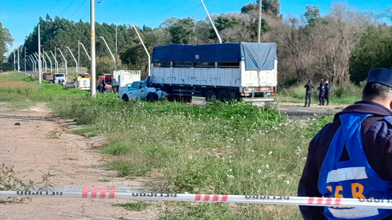 La persona que comandaba una camioneta murió tras chocar contra un acoplado que se había desprendido del camión que lo llevaba. Ocurrió en uno de los ingresos a la ciudad de Concordia. La víctima es oriunda de Tala.