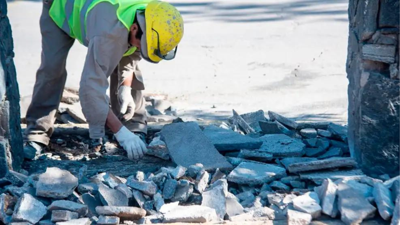 Un motociclista quedó gravemente herido y con discapacidad del 80% tras impactar contra pedazos de asfalto de una obra municipal sin advertencias. La reparación actualizada asciende a unos $40 millones. Importancia del fallo.