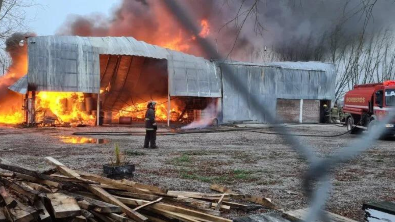 Ocurrió esta mañana y a pesar de la rápida intervención de los bomberos, las pérdidas fueron casi totales...