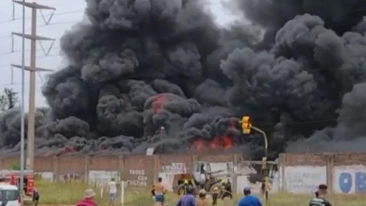 Un video captó a dos jóvenes tirando la bomba antes de las llamas. Hay tres demorados. Unas 20 dotaciones de bomberos lograron controlar el incendio...