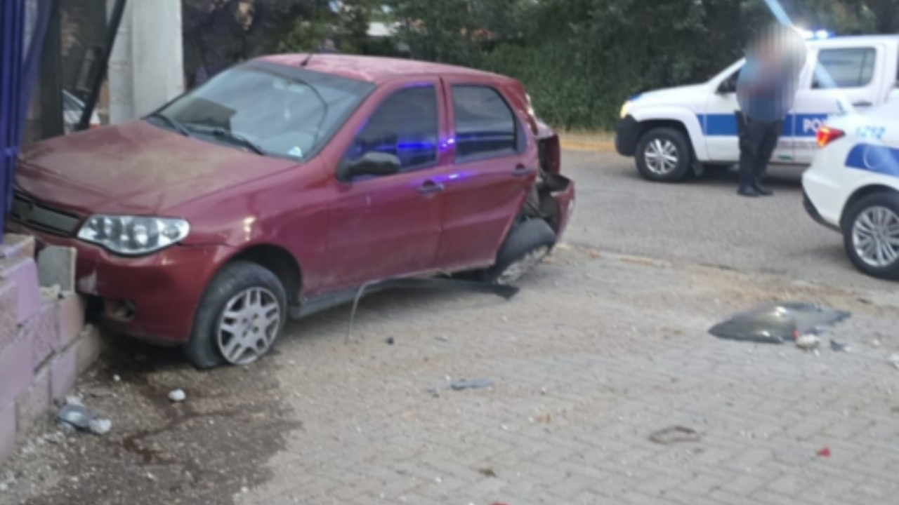 Ambos se robaron el auto de la familia del menor y chocaron contra una vivienda. El adolescente de 15 años fue entregado a su familia.