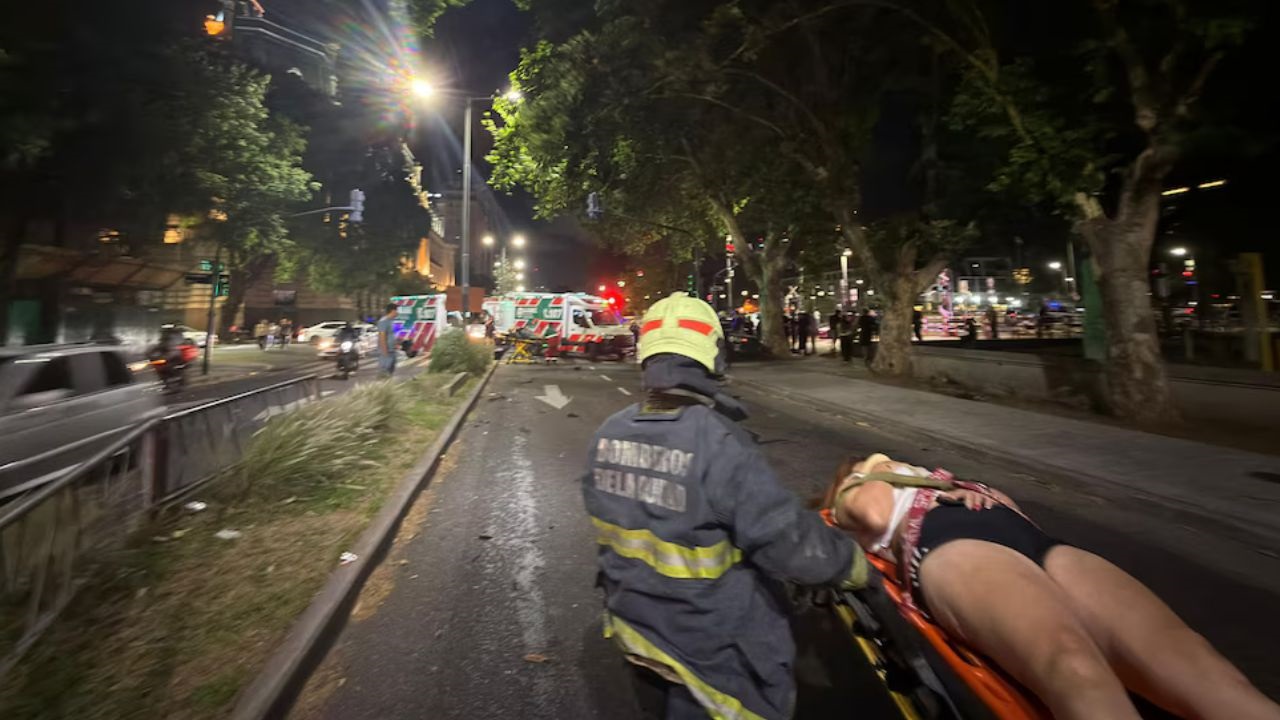 Cinco vehículos chocaron en cadena. Además del fallecido, dos personas fueron atendidas por los servicios de emergencia y el tránsito se ve interrumpido por los trabajos en la zona.