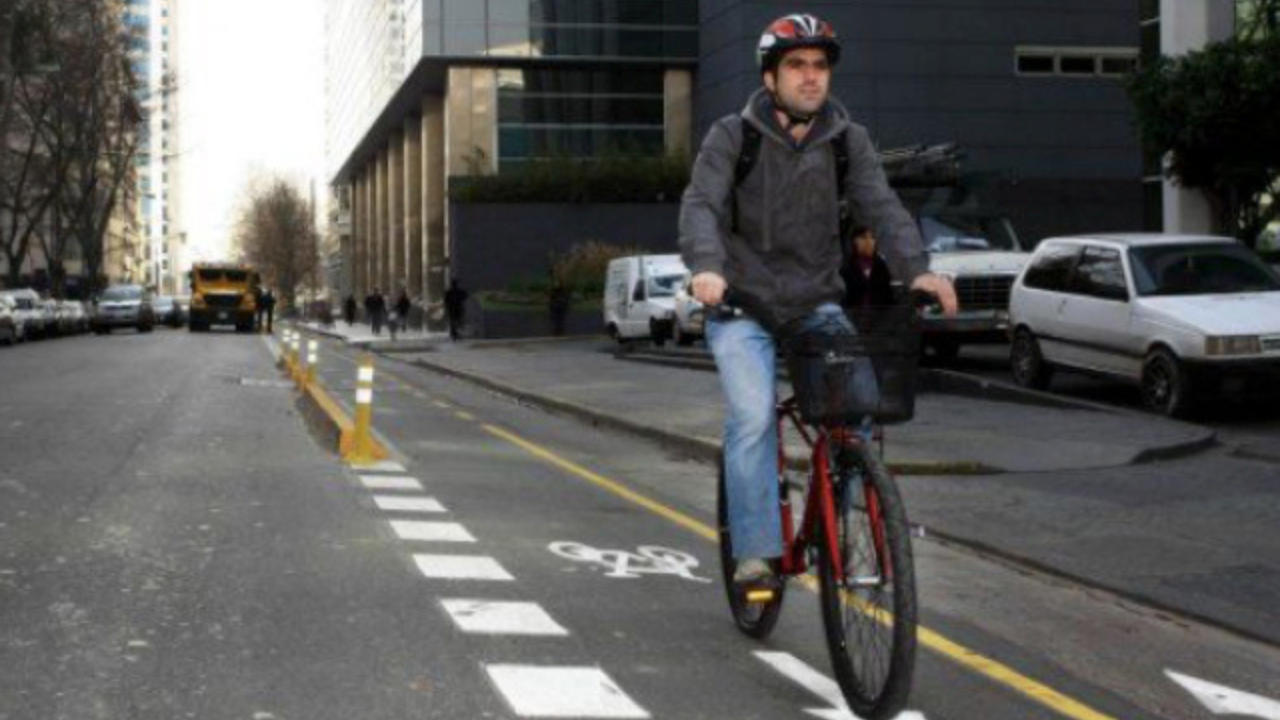 El ex múltiple campeón de motociclismo y embajador de la Seguridad Vial de ATM Seguros te acerca algunos tips para conducir seguro tu bicicleta...