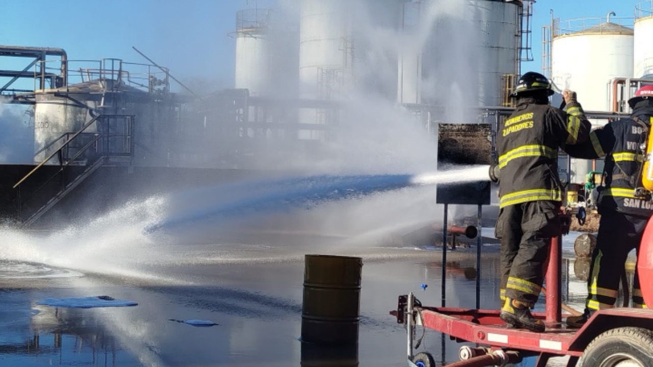 El operativo desplegado tras la explosión que dejó dos muertos y cuatro heridos en Puerto General San Martín. Las llamas afectaron tanques y cañerías de productos químicos, cerca de depósitos que contenían 900.000 litros de biodiésel.