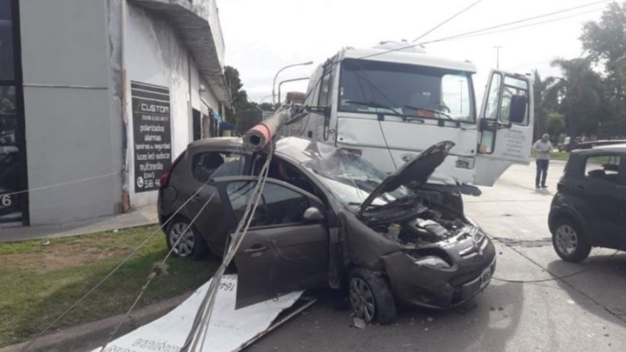 El accidente quedó registrado por una cámara de seguridad. Al menos dos personas resultaron heridas, una de ellas de gravedad.