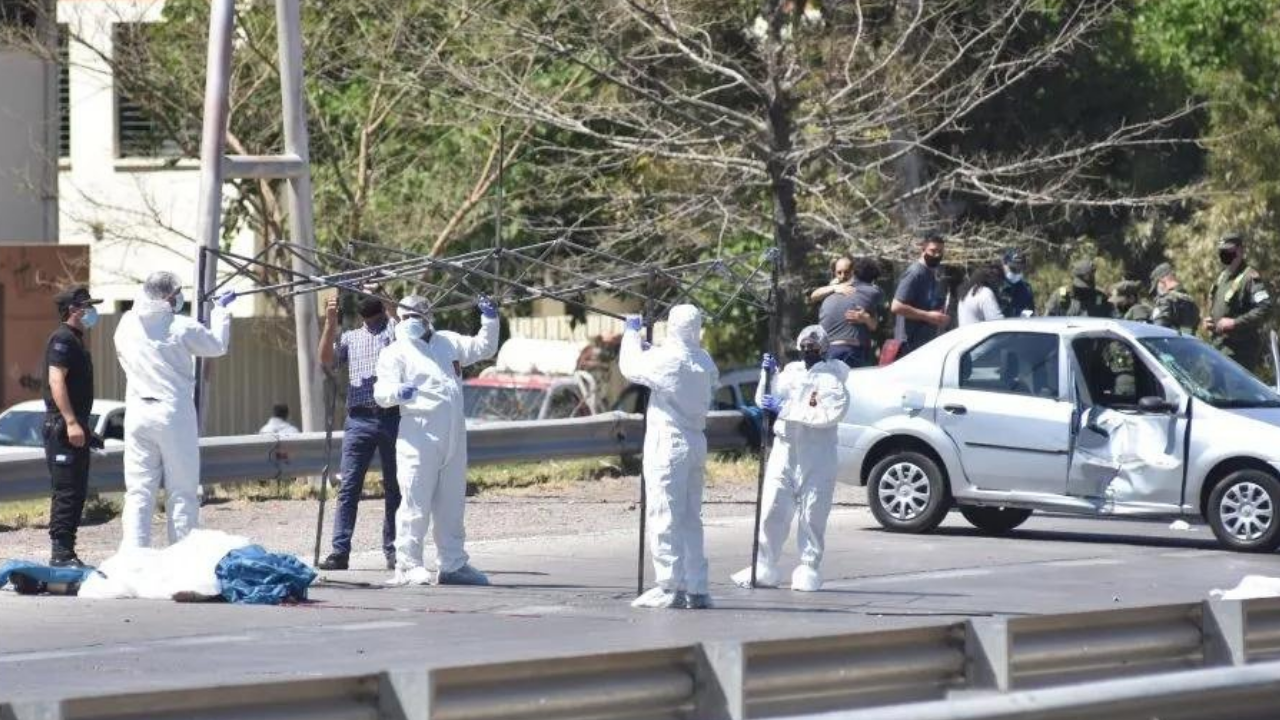 Continúa la investigación para determinar la causa por la que impactó a alta velocidad con su auto a la moto en la que viajaban la fallecida y su pareja...