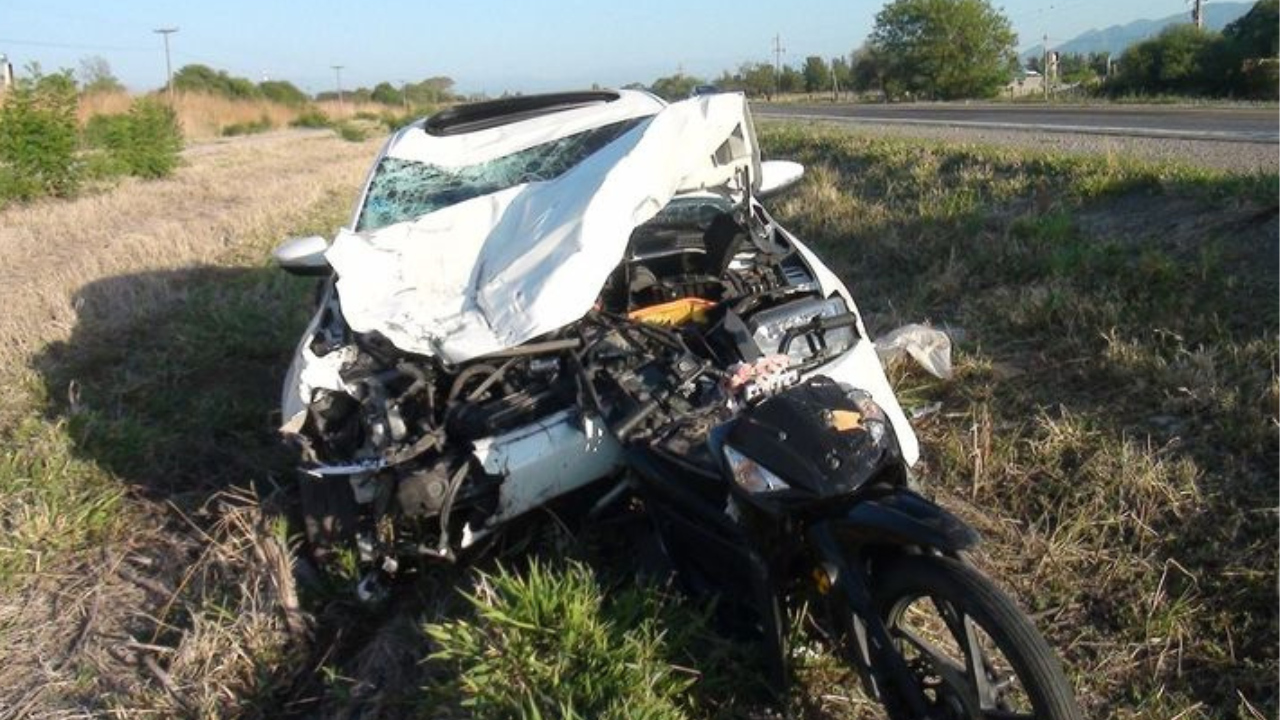 Las víctimas fatales se trasladaban en dos motocicletas que fueron embestidas por un automóvil. Las pericias arrojarán las causales que llevaron a este trágico episodio la noche del domingo...