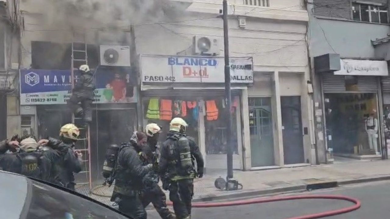 Las llamas se desataron en un negocio de indumentaria de la calle Juan José Paso, a metros de avenida Corrientes. Entre los heridos, hay siete menores.