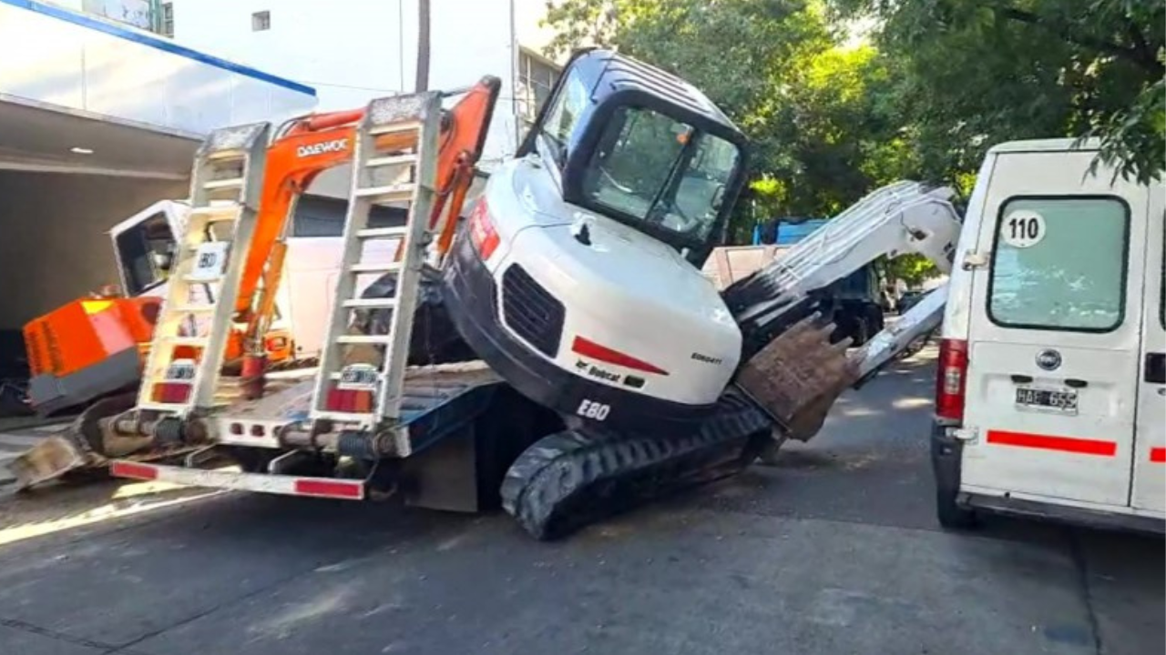 El hecho ocurrió en Villa Ortúzar donde una camioneta salió de una estación de servicio y terminó impactando con el camión...