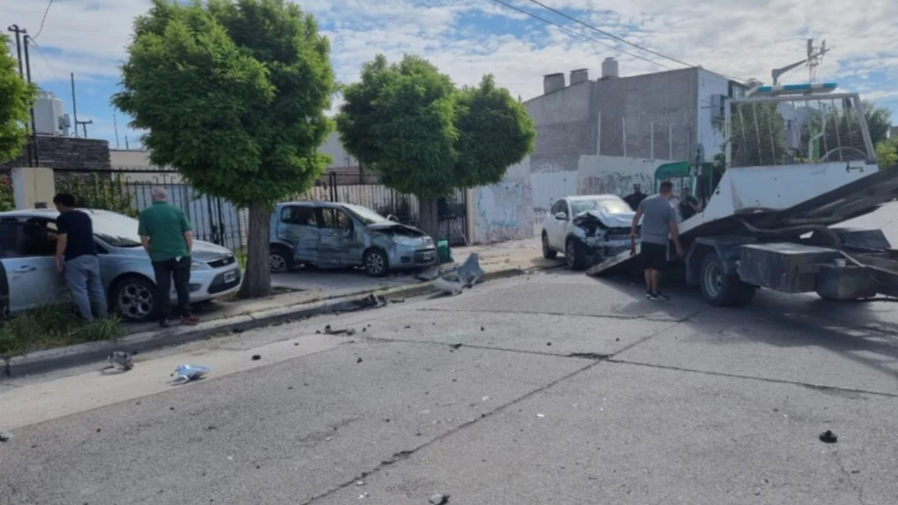 Fue esta tarde en la intersección de Av. Yrigoyen y Fray Luis Beltrán. La cadena de choques comenzó sobre Joseph Jones, luego avanzó sobre la avenida cruzando el semáforo rojo y allí fue impactado otra vez. El conductor tuvo que ser asistido y trasladado ambulancia al Hospital.