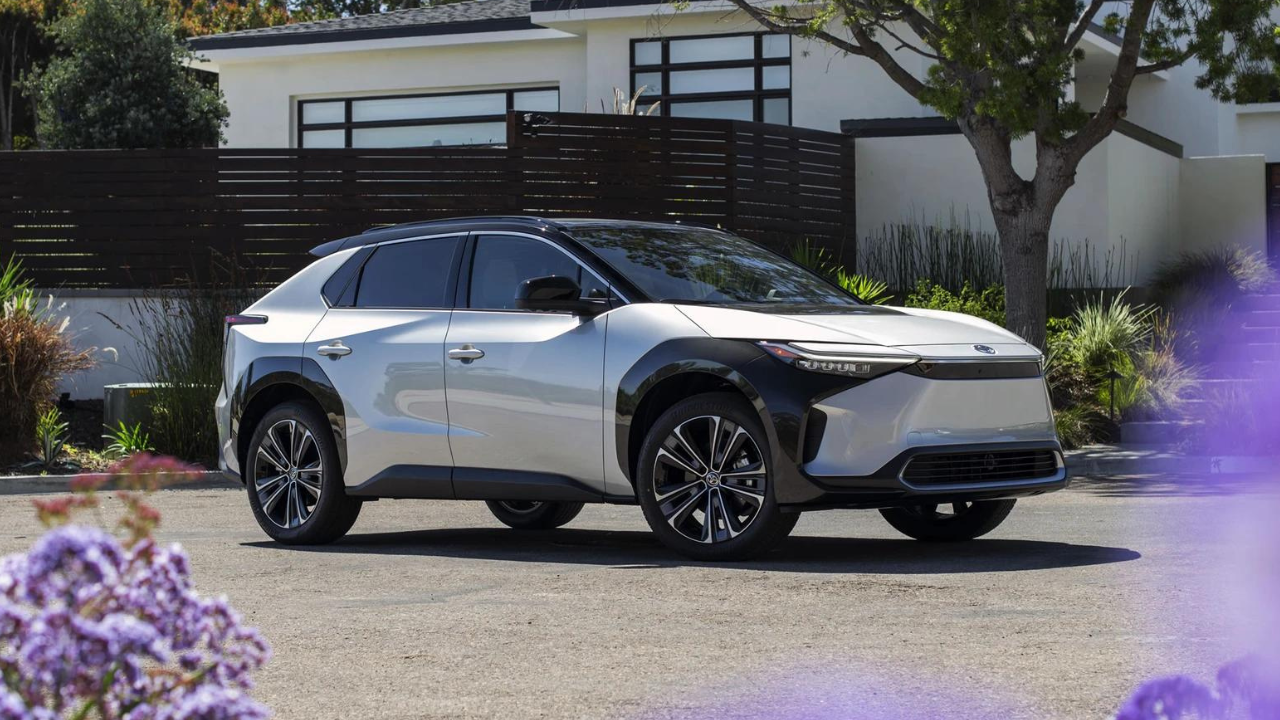 Toyota aun no descubre el problema con las ruedas "rebeldes" de su eléctrico y están dispuestos a ir tan lejos como reembolsar la totalidad del vehículo.