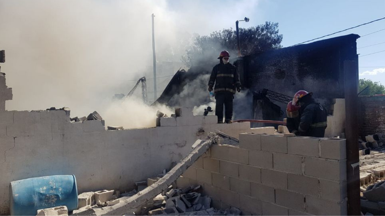 El fuego arrasó con el lugar, en el que había automóviles, electrodomésticos y otros objetos.