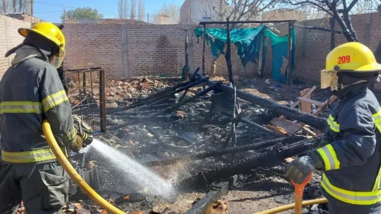 El hombre sufrió quemaduras en consideración. Además, se le quemó una casilla y parte de la camioneta. Ocurrió este domingo en Centenario.