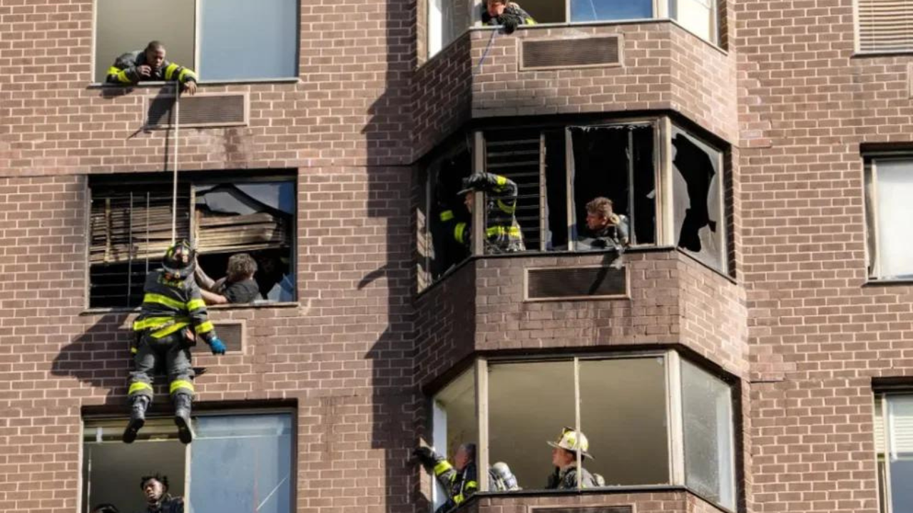 De acuerdo con la comisionada del Departamento de Bomberos, Laura Kavanagh, dos de las personas afectadas se encuentran en estado crítico y cinco están graves.