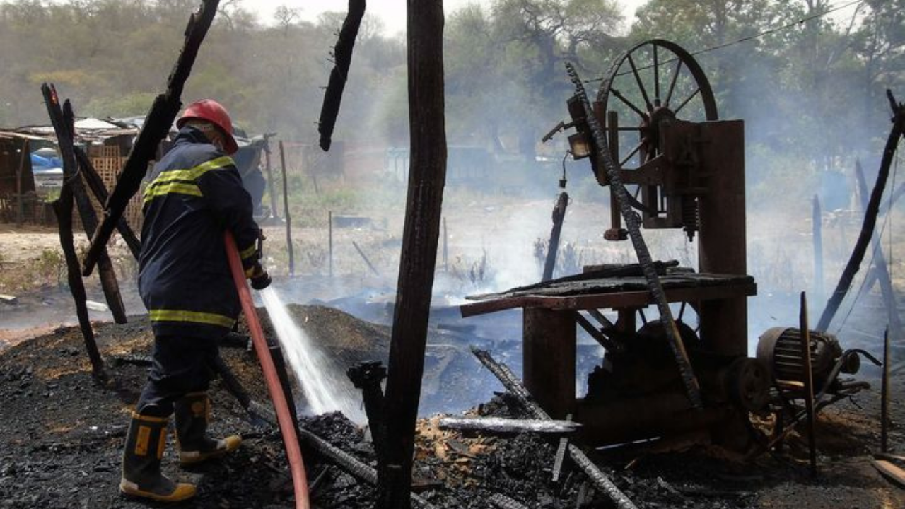 El fuego amenazó con propagarse hacia una estación de servicio, por lo que Bomberos intervino rápidamente.