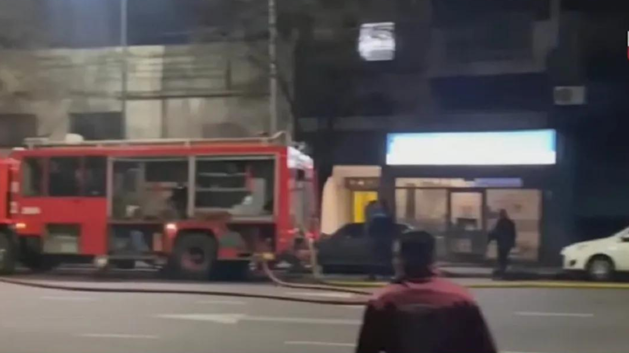 El siniestro ocurrió esta madrugada en un local de avenida Alberdi y Azul; la Policía realizó un corte total de tránsito en la zona y bomberos controlaron las llamas...