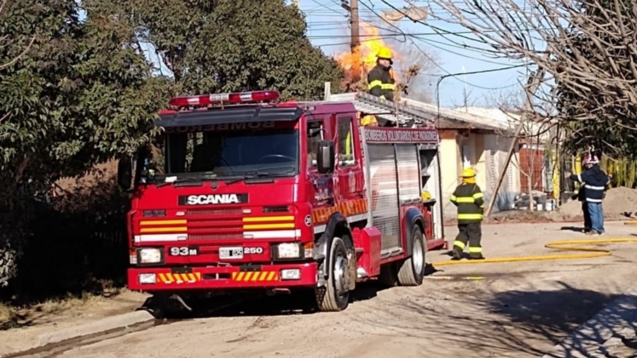 Todo se originó a partir de una rotura de un caño de gas, luego las llamas tomaron un transformador eléctrico y parte de la vivienda ubicada sobre la calle Guerrico y Francisco Arro.