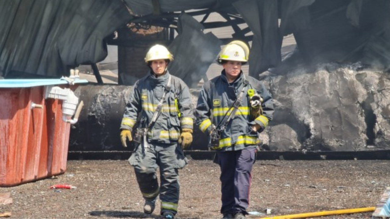 El incendio se produjo este lunes 26 de Septiembre alrededor de las 11.49 hs y destruyó completamente una fábrica de piletas de fibra ubicada a metros de la Ruta 28, en la calle Puerto Delicia...