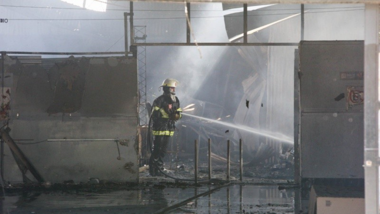 El fuego avanzó sin freno por largo rato en la zona. Las llamas se iniciaron en un taller de neumáticos y pasó a un súper chino, donde se escucharon detonaciones.