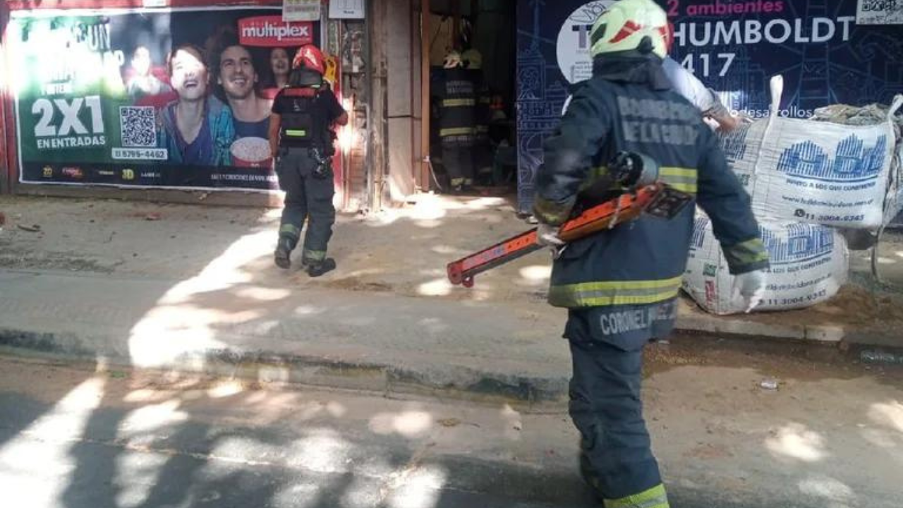 La víctima tenía 51 años. Según contaron sus compañeros, se desprendió del arnés de seguridad para tener mayor altura, pero perdió el equilibrio y se precipitó al vacío...