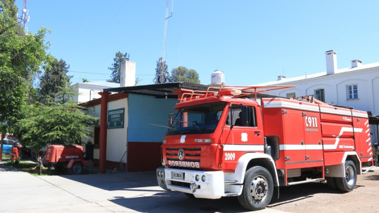 El fuego destruyó la casa, un galpón, dos tractores y una casilla rodante. Afortunadamente no hubo heridos.