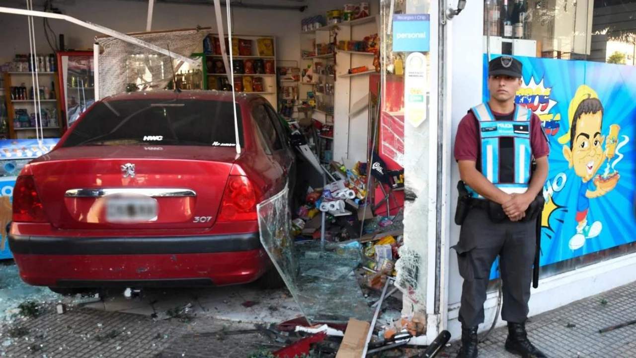 El hecho ocurrió durante la madrugada de este viernes, en el interior del comercio se encontraba un empleado y un ocasional cliente. El impacto quedó registrado en las cámaras de la vía pública.