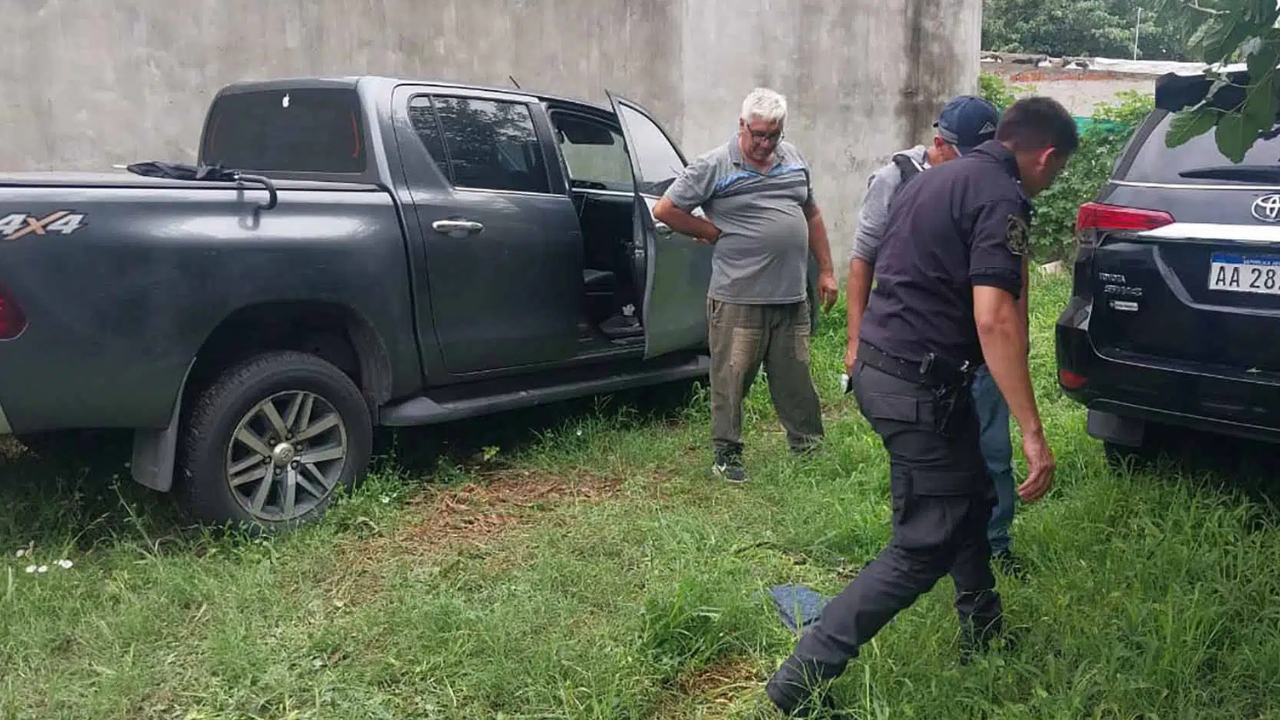 Hubo un total de 15 allanamientos y siete personas detenidas. La banda robaba camionetas Hilux en distintos distritos, incluido Pilar. El líder de la banda operaba los robos desde la cárcel, a donde está detenido por diversas causas.