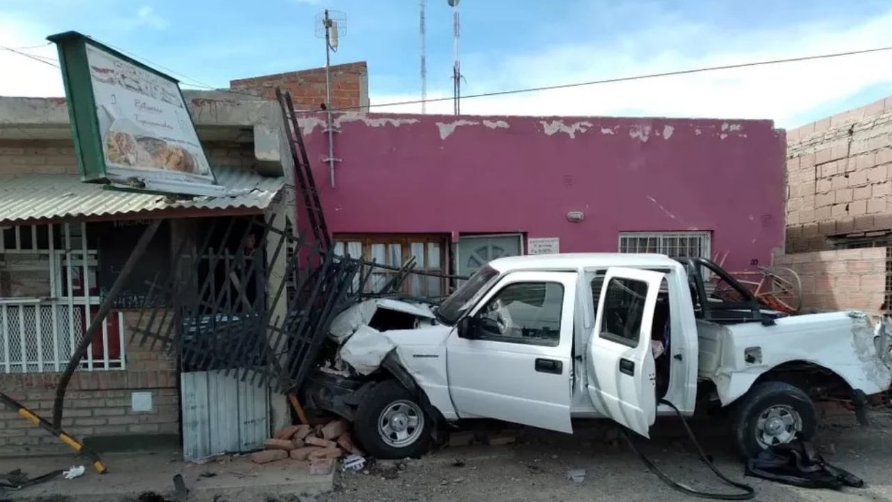 El conductor tuvo que ser trasladado al hospital y quedó internado en observación...