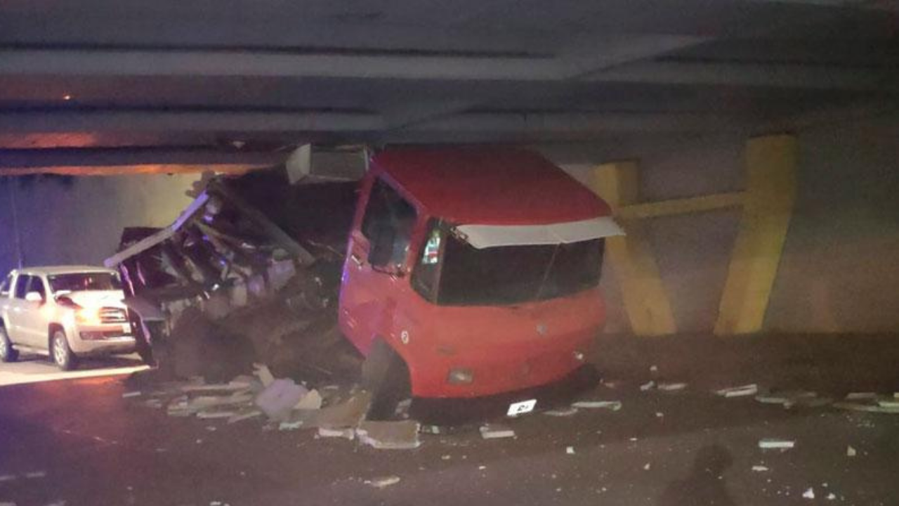 Se incrustó debajo del puente y una camioneta lo embistió de atrás. Ocurrió este lunes por la noche en Costanera norte.