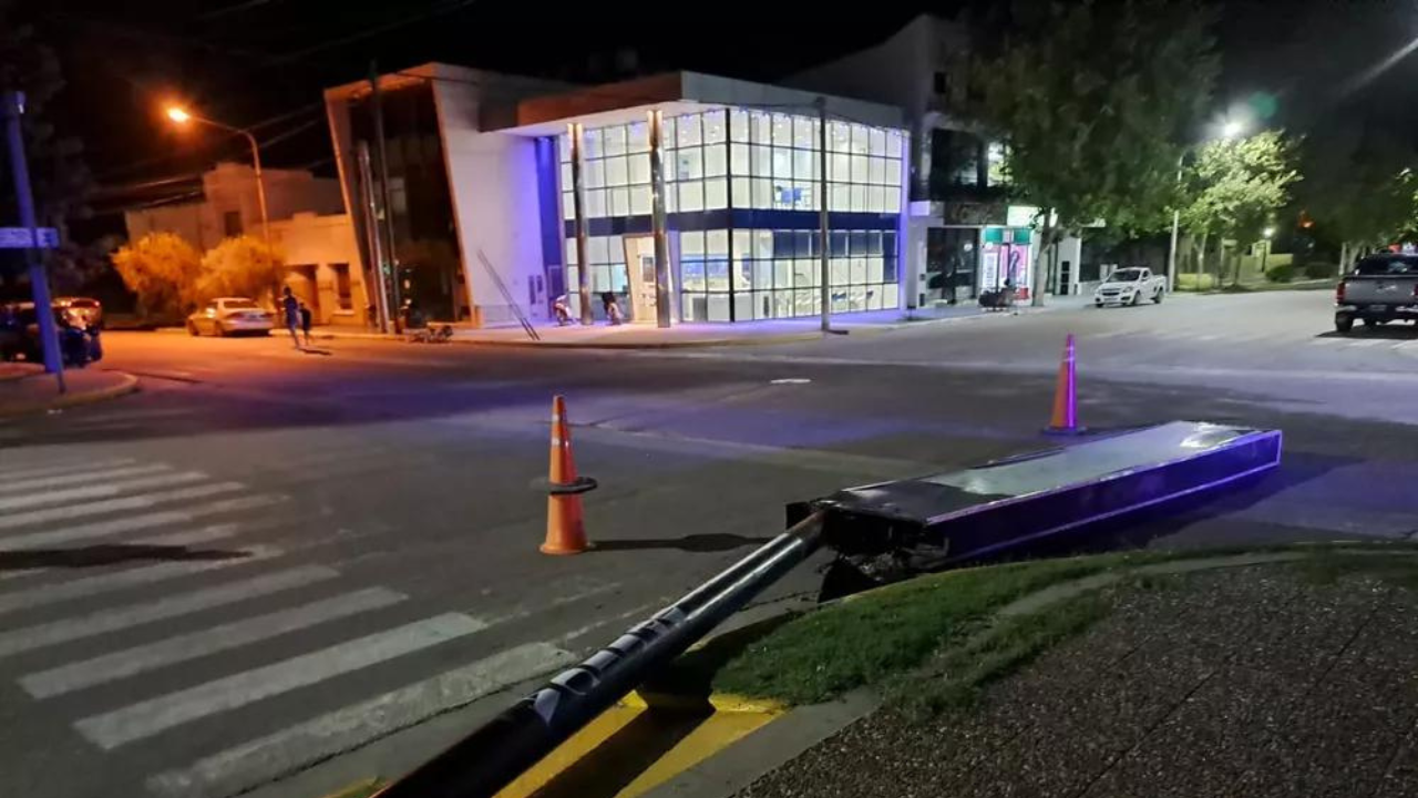 Justo en el momento que una familia paseaba en su camioneta nueva, el cartel aéreo de una farmacia les cayo encima provocando daños en la carrocería, sin afectar afortunadamente a sus ocupantes...