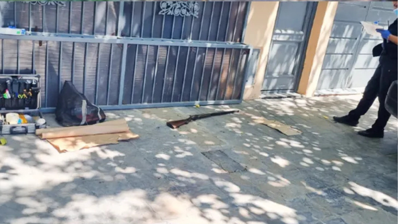 Tres delincuentes se alzaron con una moto, una bicicleta, dinero en efectivo y prendas de vestir.