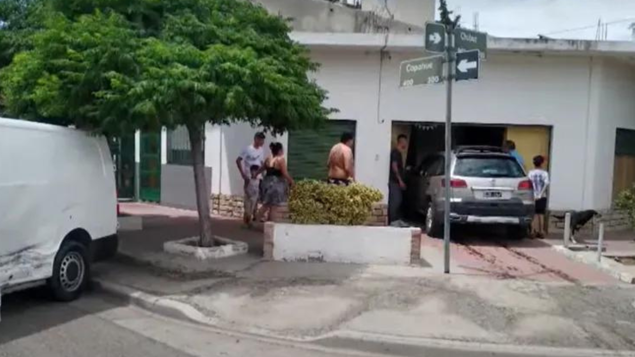 Una conductora perdió el control de su vehículo y, tras chocar con una camioneta, ingresó a una vivienda donde una madre desayunaba con su hijo.