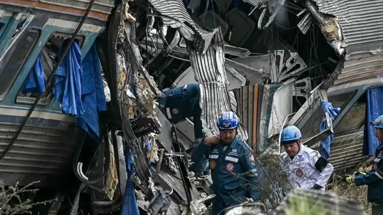 Ocurrió en la localidad Ban Thanon Khot, subdistrito de Si Khiew. La grúa sostenía un puente ferroviario en construcción y “se desplomó sobre el tren”.