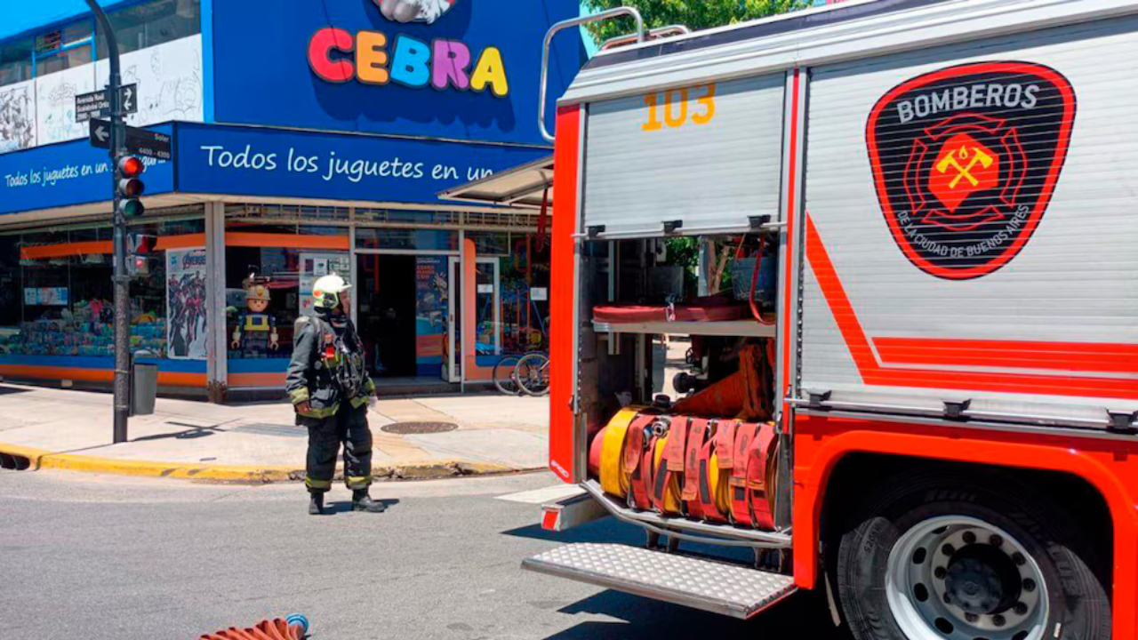 El fuego se desarrolló sobre la terraza del local, donde obreros realizaban tareas de mantenimiento.