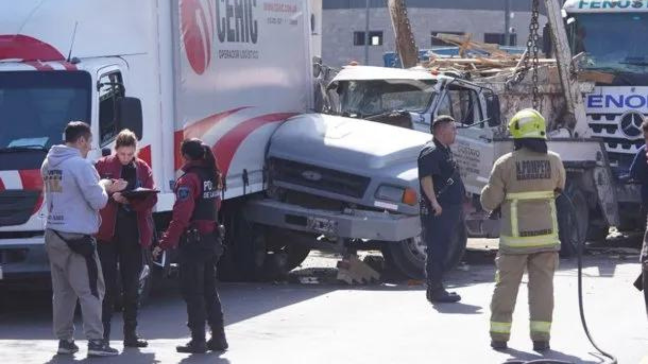 La colisión incluyó a tres camiones, dos autos estacionados y una camioneta. Las víctimas fueron trasladadas al Hospital Penna de la Ciudad de Buenos Aires.