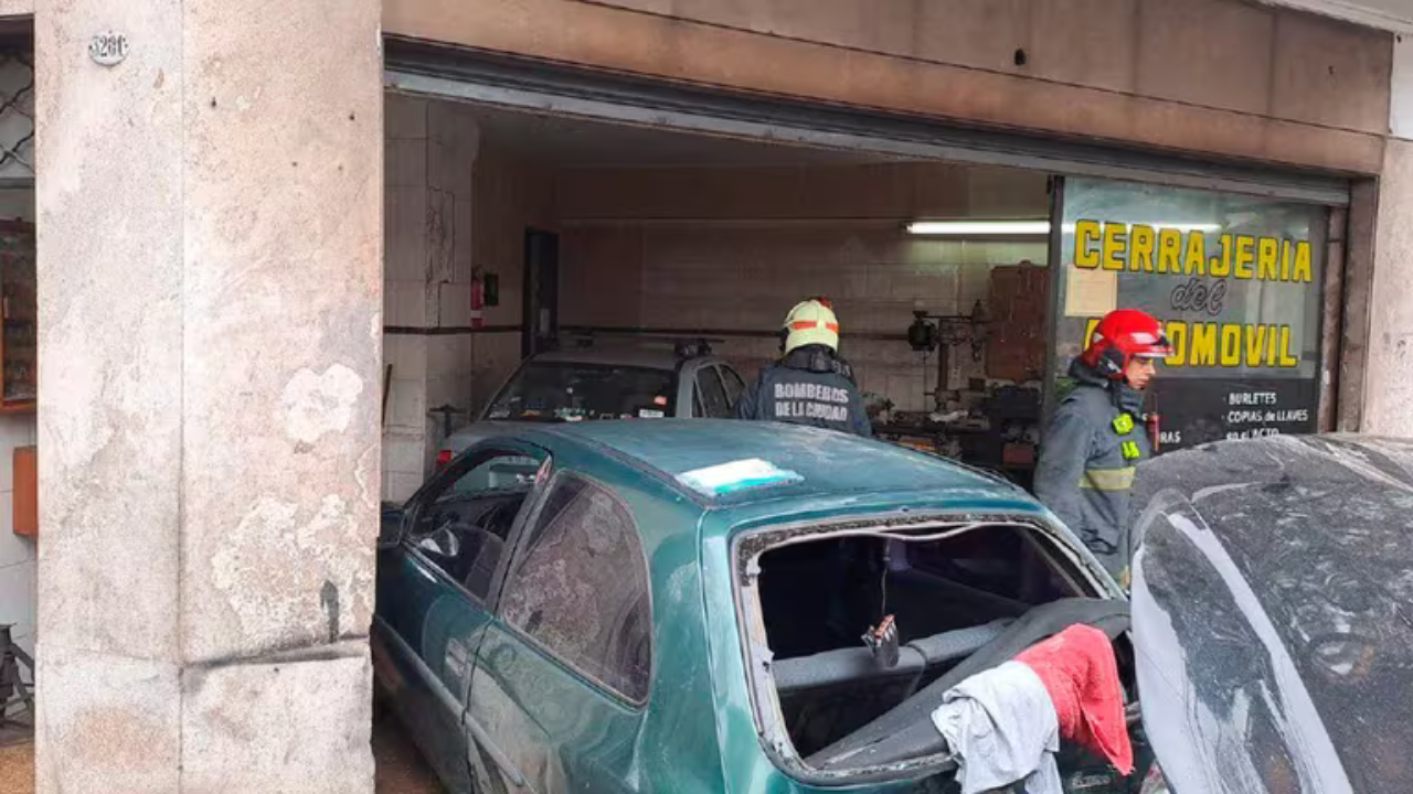 El accidente ocurrió en la zona de 24 de Noviembre y Moreno, cuando el oficial esperaba a que le arreglen el desperfecto de su vehículo.