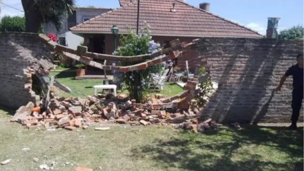 Un joven de 18 años que manejaba una camioneta sin registro, VTV ni seguro embistió una casa en Mar del Plata.