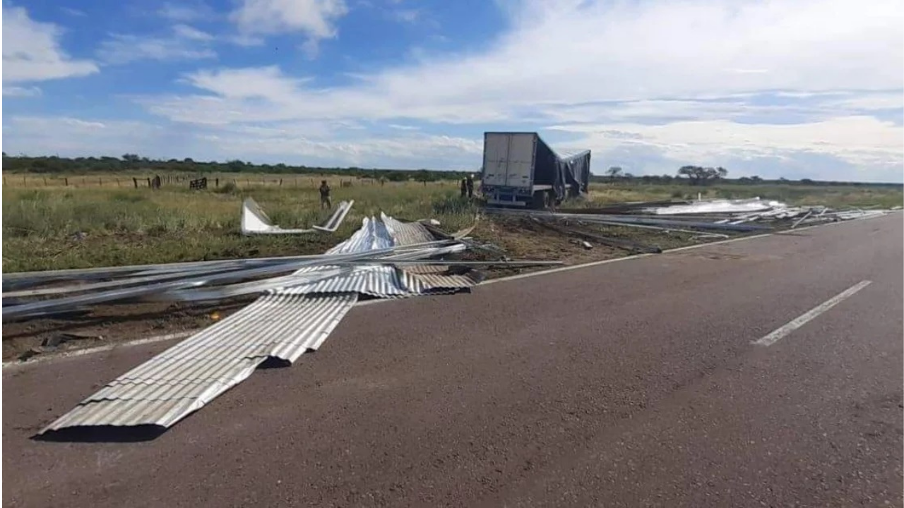 Un siniestro vial se produjo el sábado en la ruta nacional 143, en inmediaciones del paraje El Carancho y en jurisdicción de Chacharramendi...