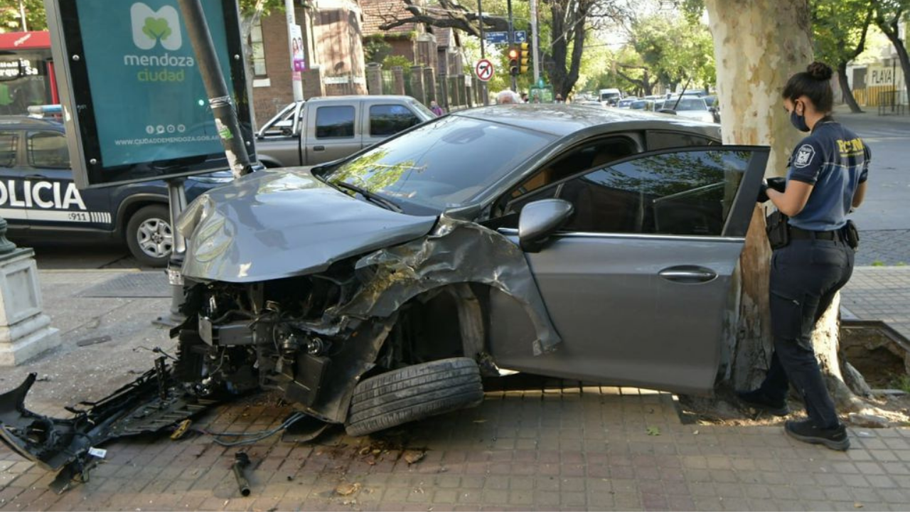 Ocurrió a primera hora del jueves. El encargado de una playa de estacionamiento regresaba tras haber salido a dar una vuelta en el vehículo de un turista de Buenos Aires.