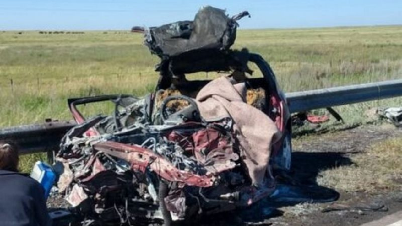 Las víctimas fatales son dos hombres y tres niños que viajaban en un Renault Clío desde la ciudad de Bariloche.