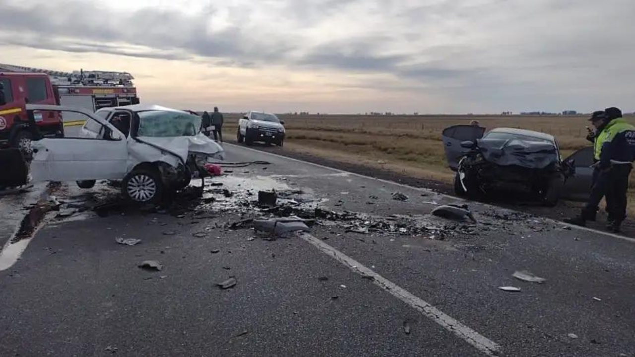 El siniestro ocurrió en el kilómetro 268 cuando un Volkswagen Gol y un Vento colisionaron de frente.