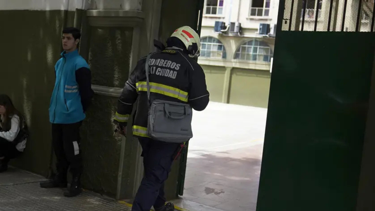El hecho ocurrió en el salón de actos del colegio, en medio de una demostración a cargo de un docente de química.